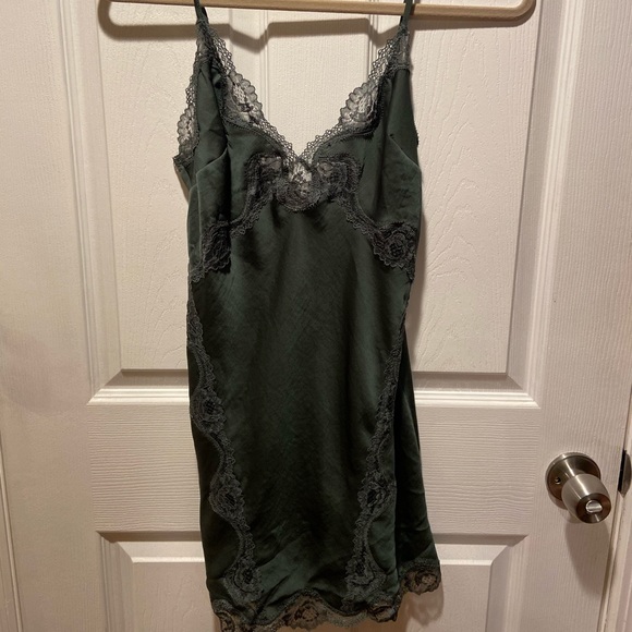 Victoria’s Secret Bundle: XS Slips - Picture 2 of 11